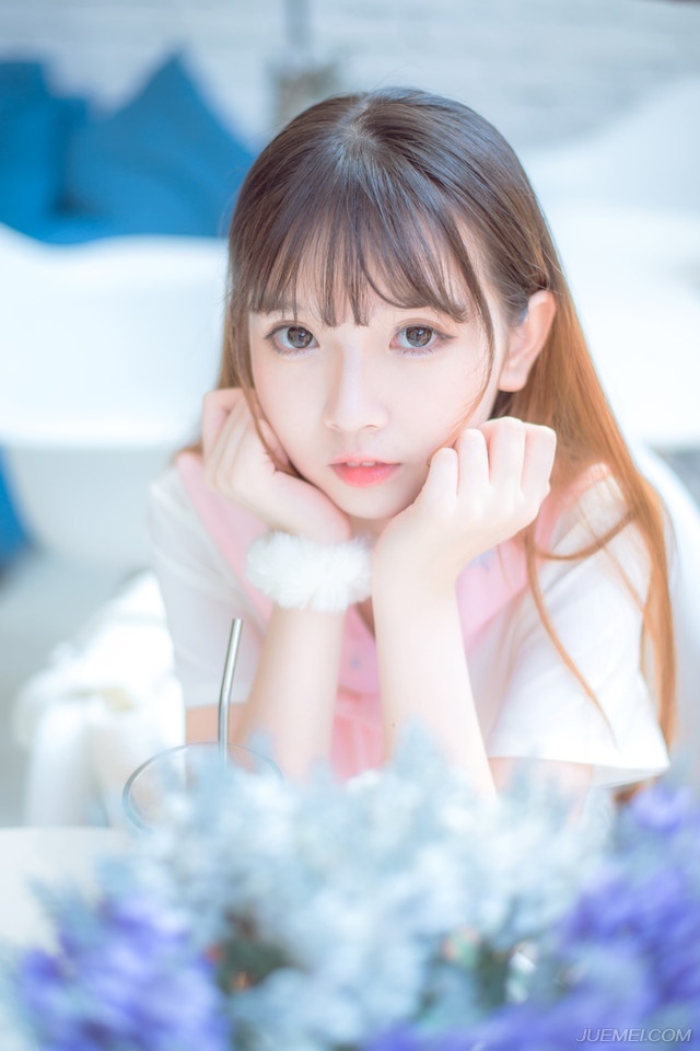 幸福是什么?幸福就是牵着一双想牵的手，一起走过繁华喧嚣，一起守候寂寞孤独;就是陪着一个想陪的人，高兴时一起笑，伤悲时一起哭;就是拥有一颗想拥有的心，重复无聊的日子不乏味，做着相同的事情不枯燥只要我们心中有爱，我们就会幸福，幸福就在当初的承诺中，就在今后的梦想里!